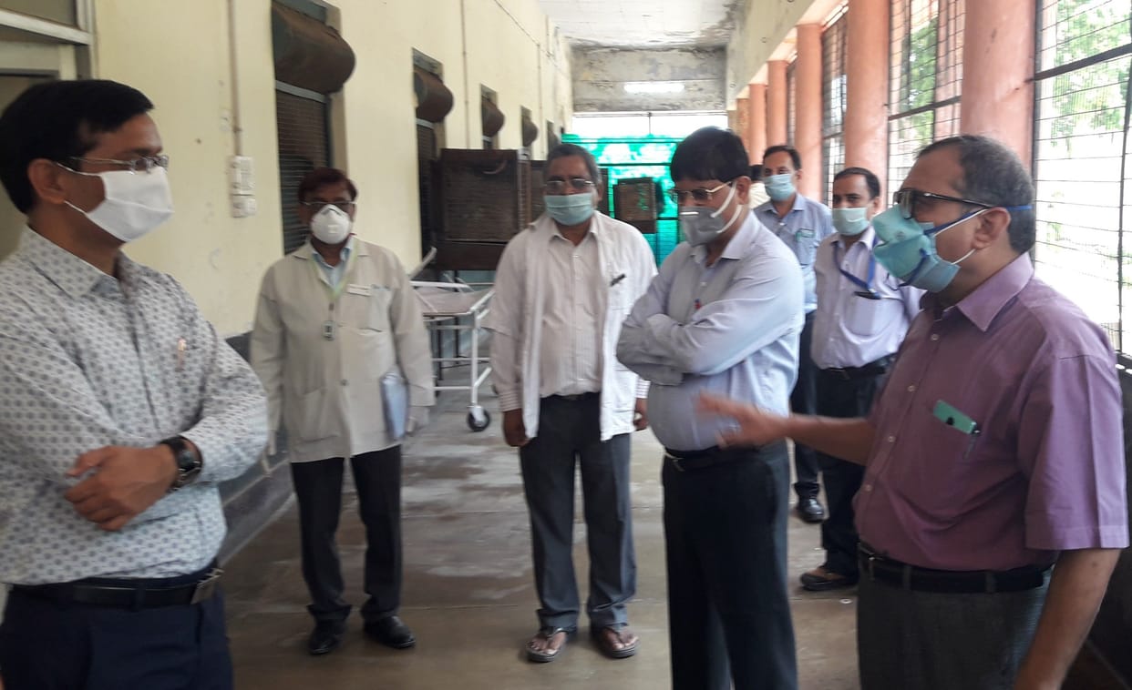 Hathras: DM reviews the facilities of Kovid L-2 Hospital
