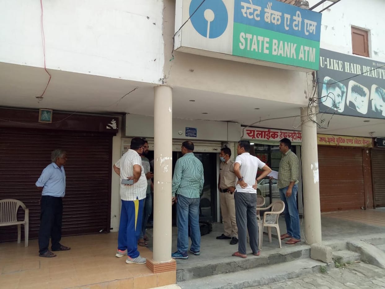 ATM cut off from gas cutter in five minutes. 25.92 lakh rupees