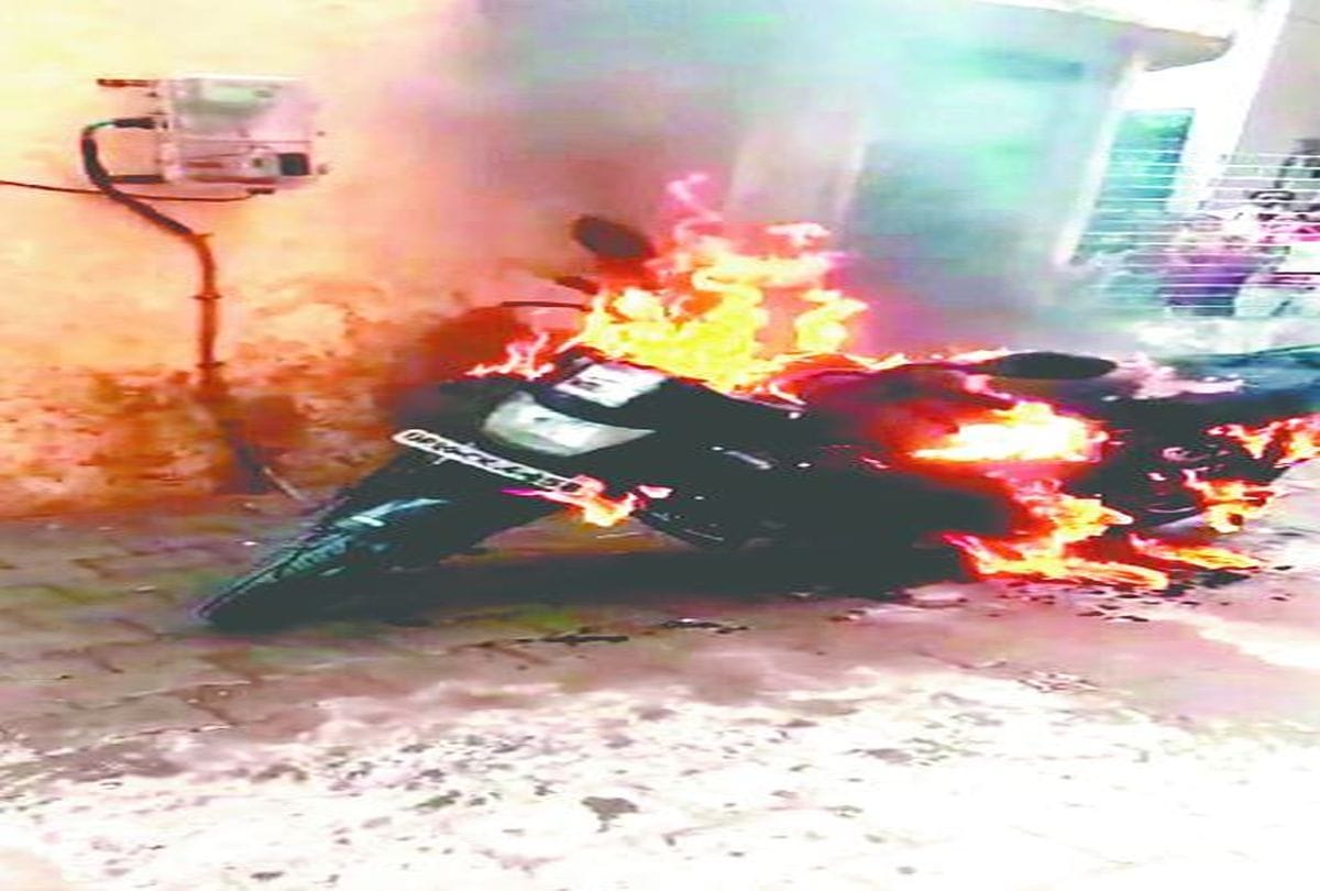 Ujjain: Three friends were returning from marriage ... suddenly a young man burnt alive with a bike ... two companions injured