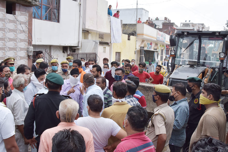 Municipal team arrives to remove encroachment
