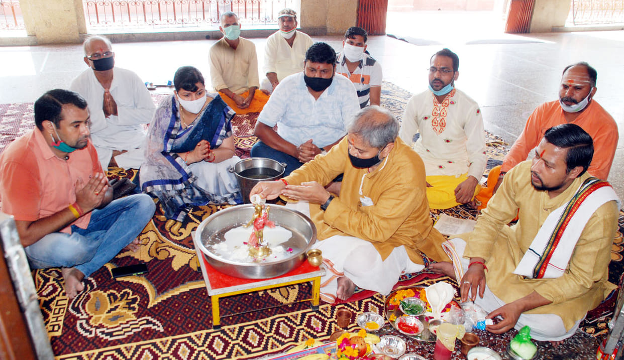 Devotees worshiped Sri Radha Rani and offered prayers.