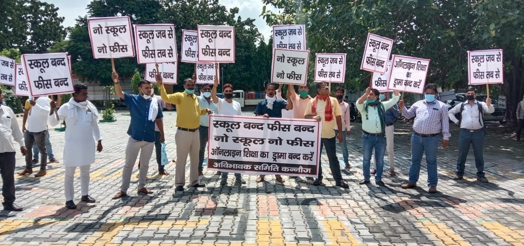 abhibhaavak samiti ne pradarshan kiya, phees maaph karane kee maang