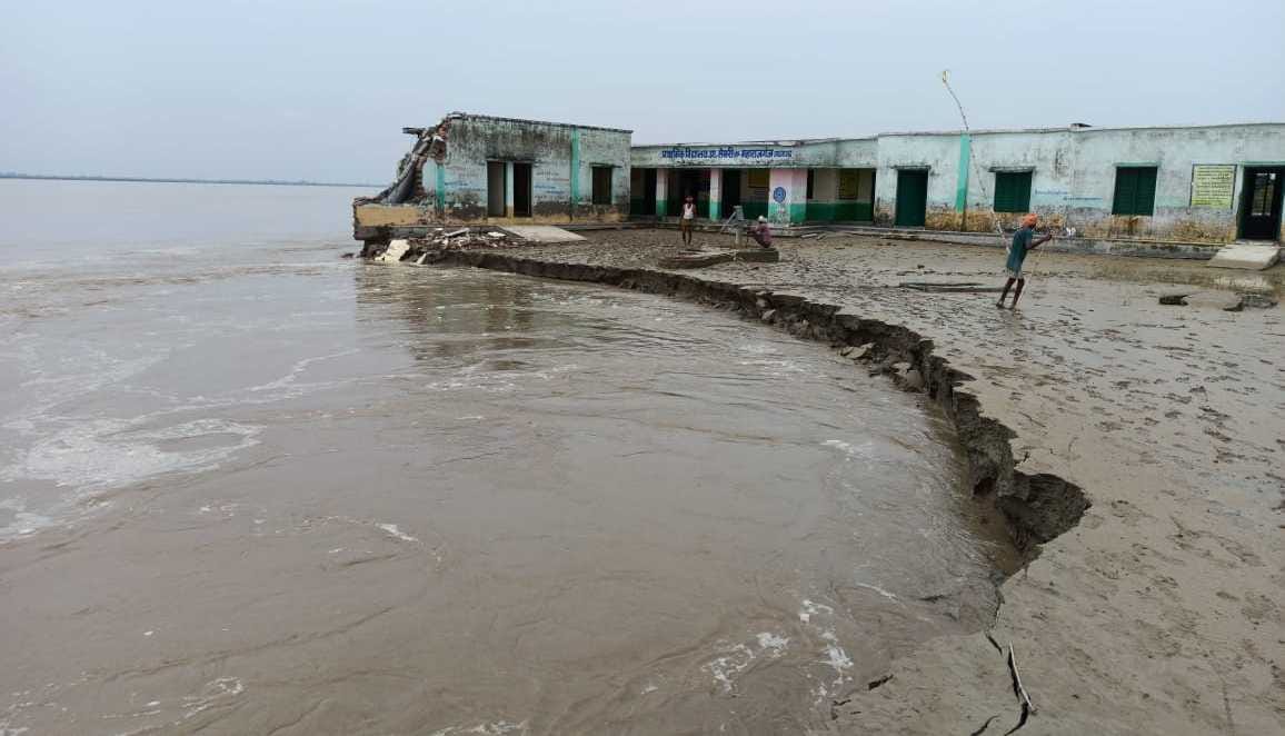 Ghaghra flowing above the point of danger even after decreasing in Azamgarh