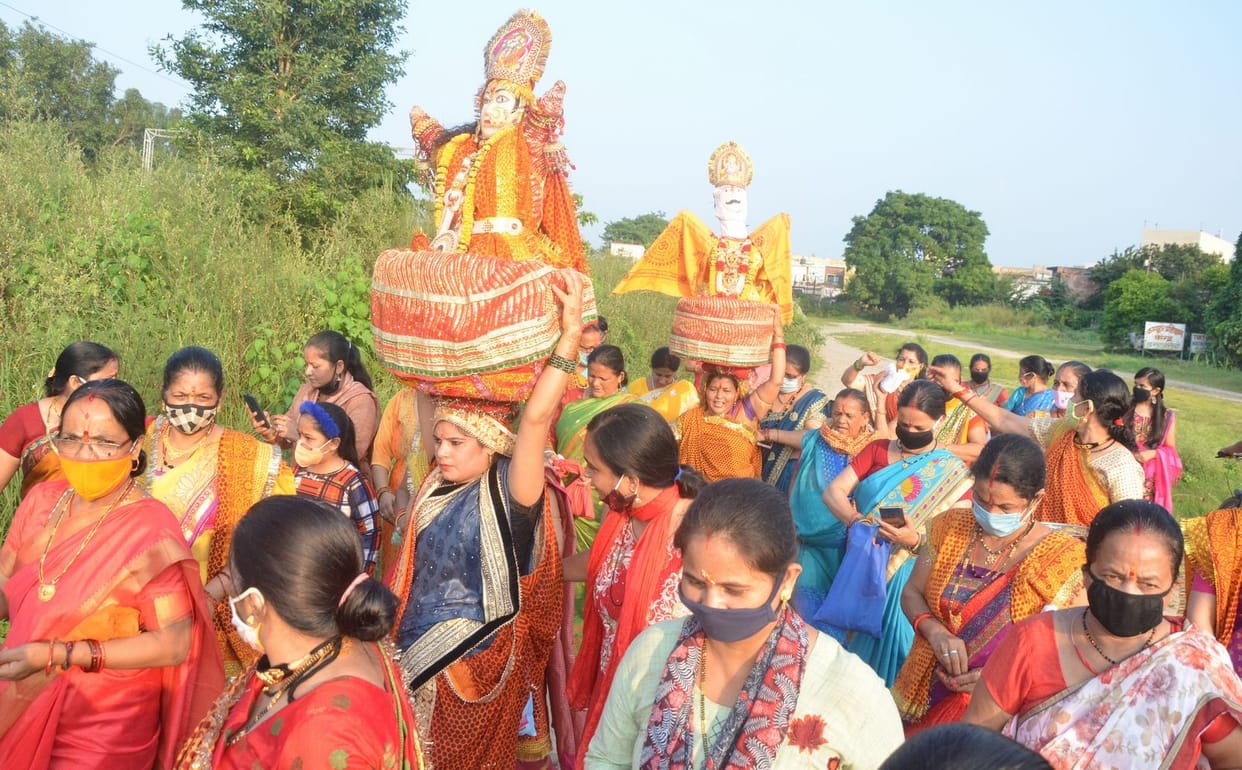 Statues of Shiva Parvati immersed among the songs of Mars
