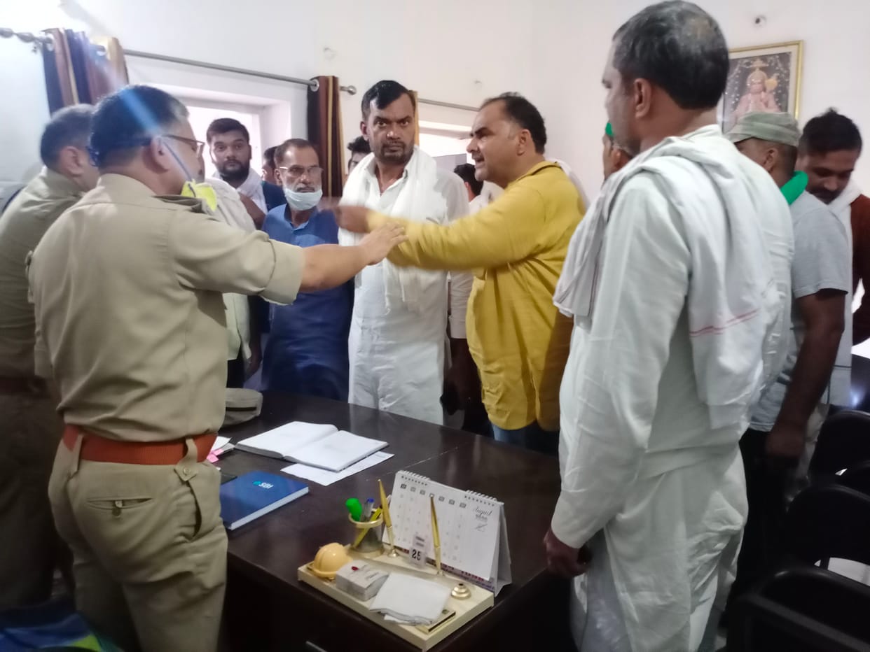 Muzaffarnagar: Farmers protest at Bhopa police station