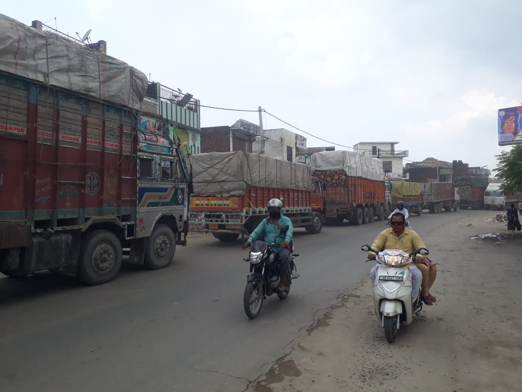 Construction materials jammed due to falling on the road
