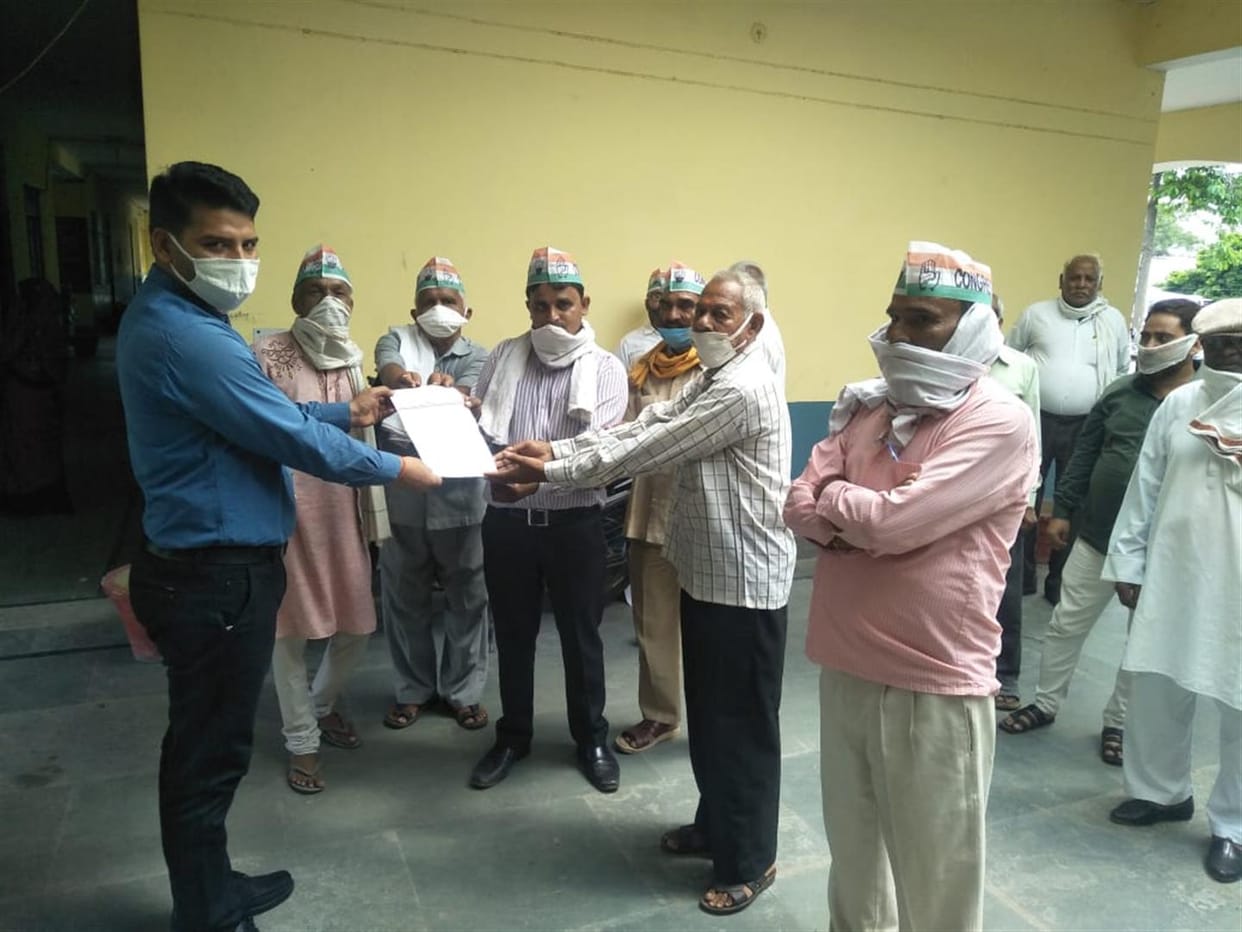congress leader gave memorandum for farmer issues