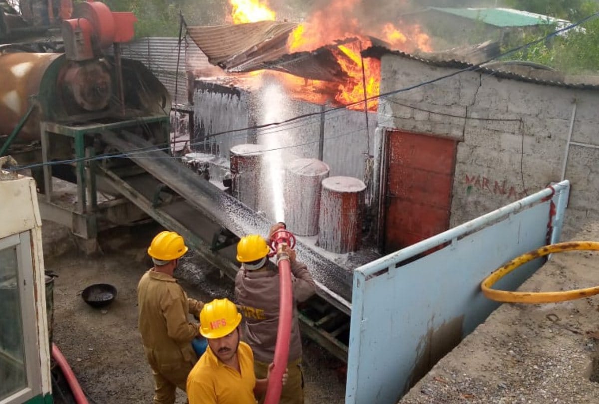 fire breaks out in mixing plant in bajaura kullu himachal pradesh