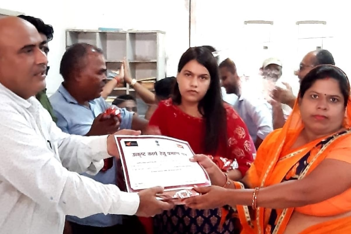 Women are topper in making schemes of Postal Department successful, postmaster Archana from bijnor made record transaction in one day