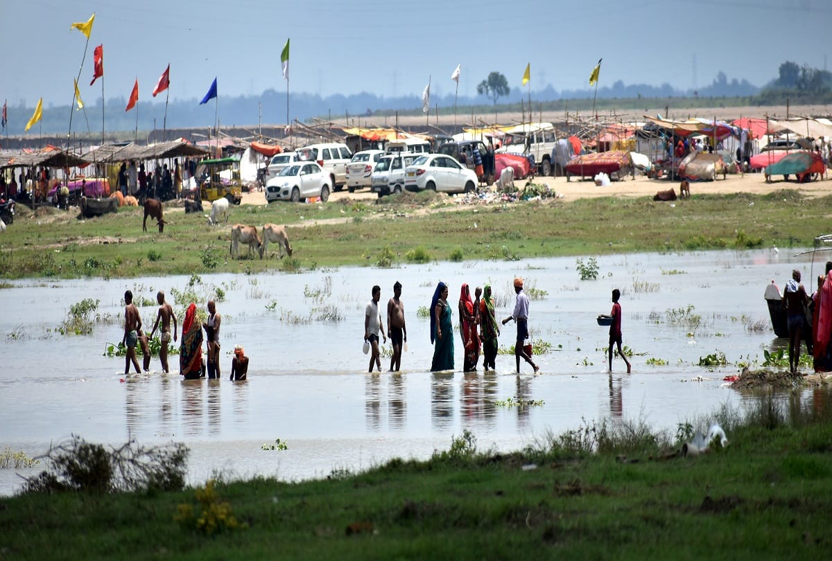 Prayagraj News: Increased flood risk, Aarti site submerged, Ganga moves towards Hanuman temple