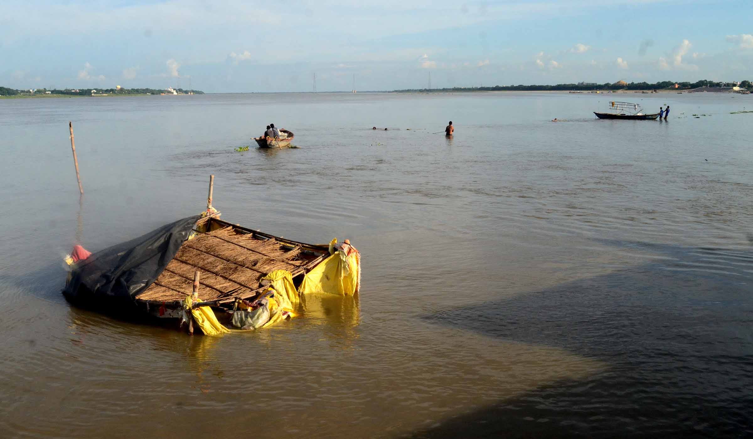 Prayagraj News: Increased flood risk, Aarti site submerged, Ganga moves towards Hanuman temple