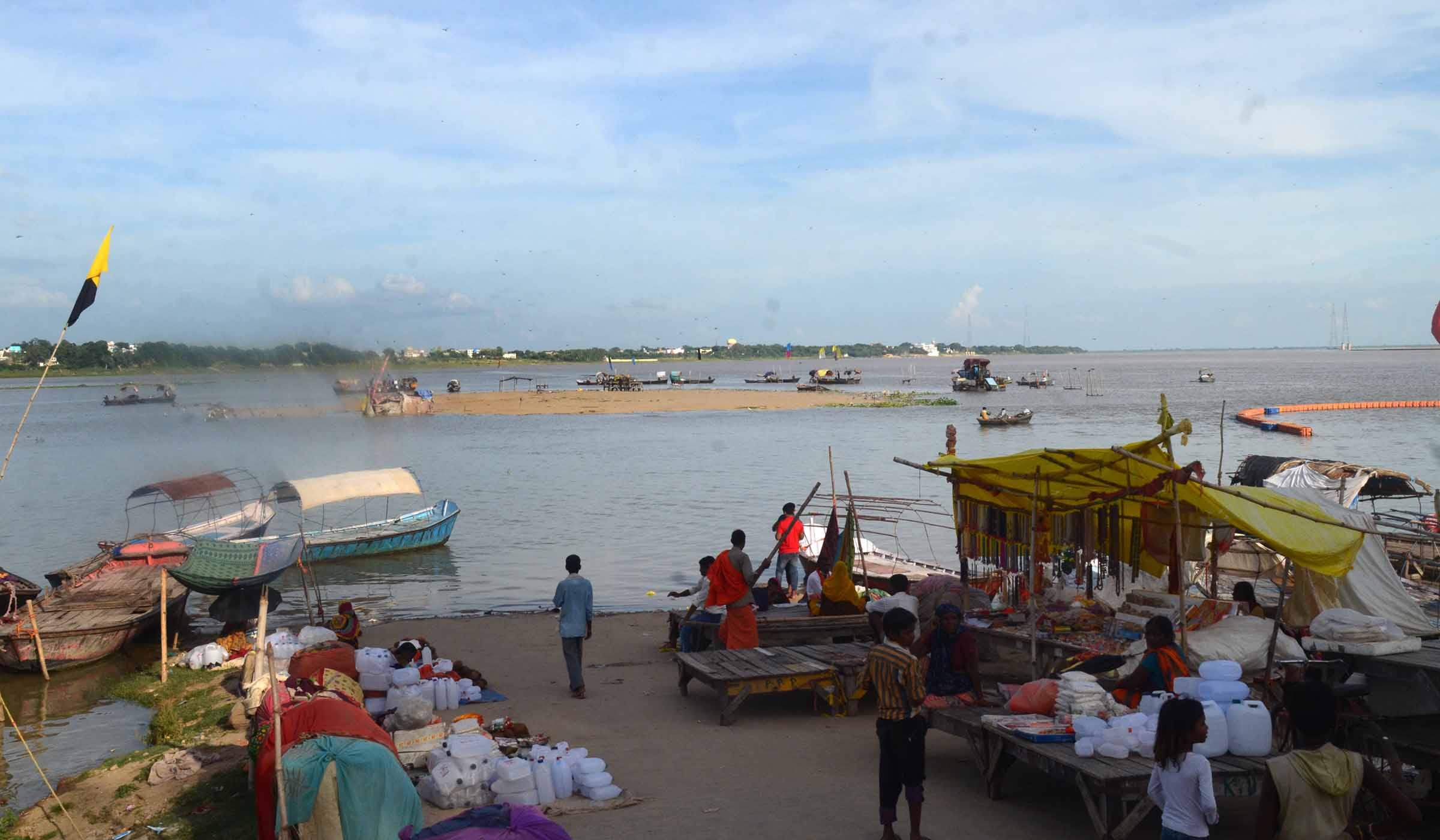 Prayagraj News: Increased flood risk, Aarti site submerged, Ganga moves towards Hanuman temple
