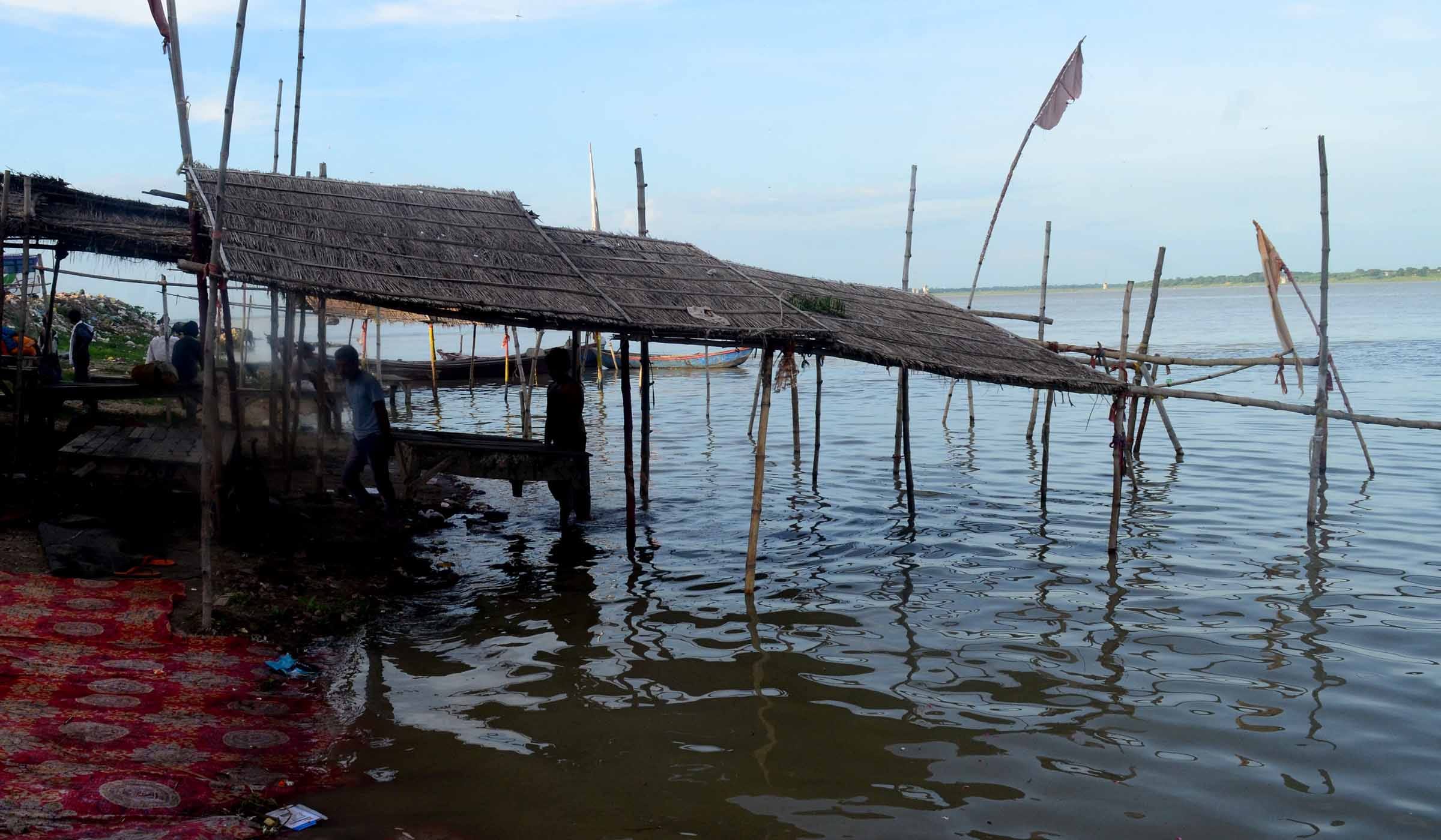 Prayagraj News: Increased flood risk, Aarti site submerged, Ganga moves towards Hanuman temple