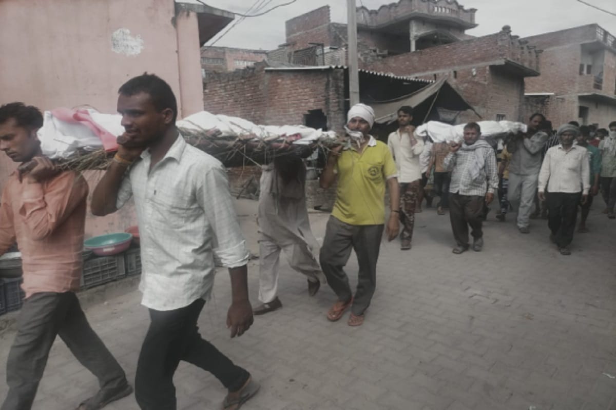The bodies of two brothers were cremated together in a village in Shamli