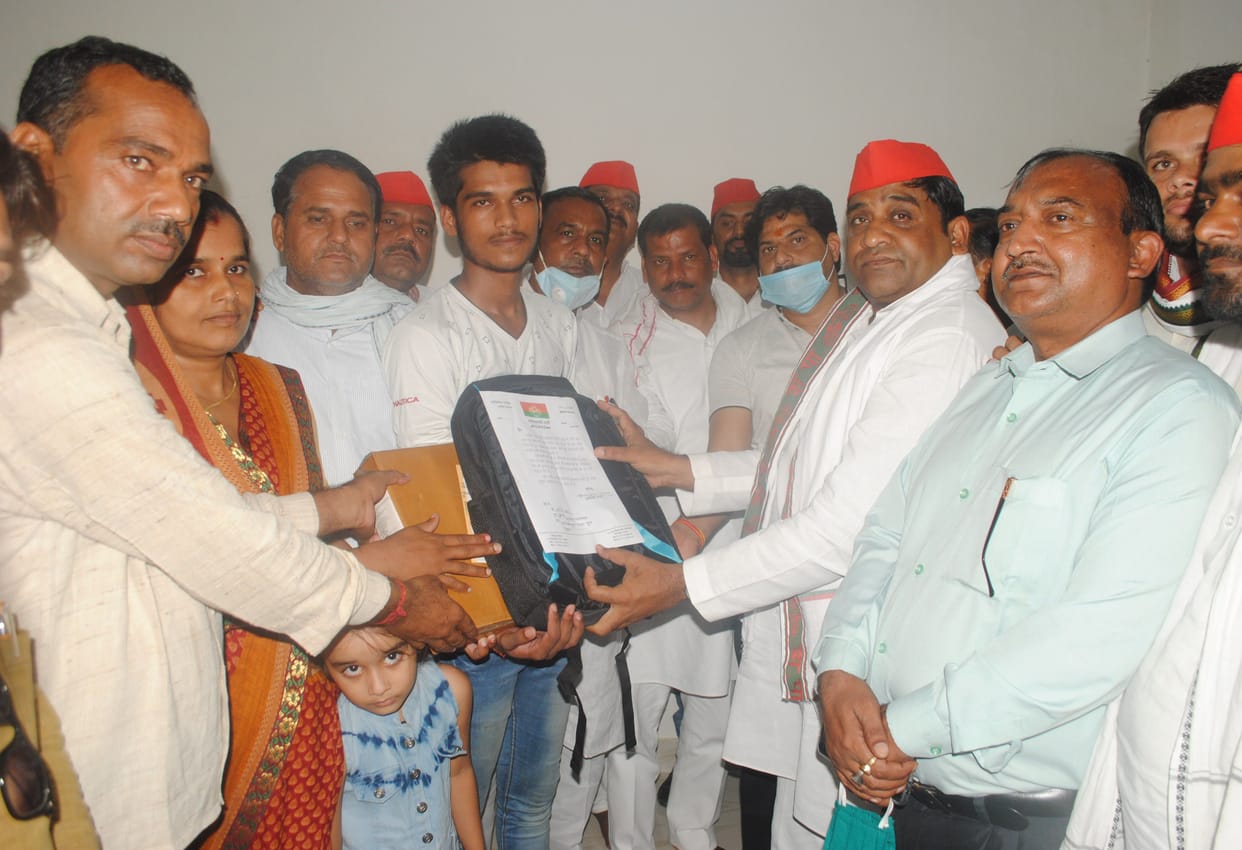 Sapa presented laptops to meritorious people of the district in etawah