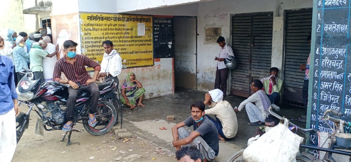 Urea crisis deepens in peak season again
