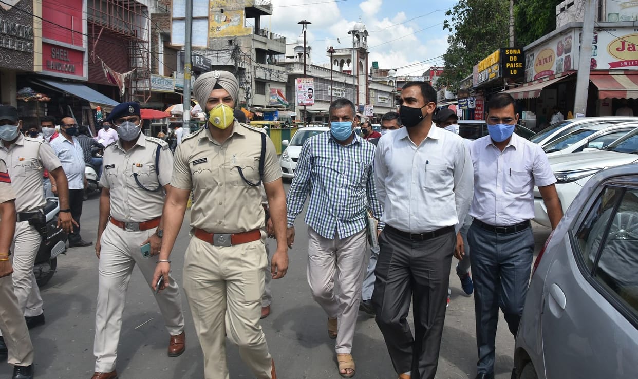 After Corona's havoc, the wake administration, DC and SP came on the road to challan themselves.