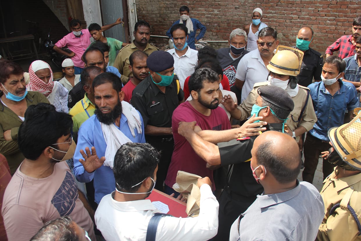 protest against municipal corporation team in encrochment clearing programme