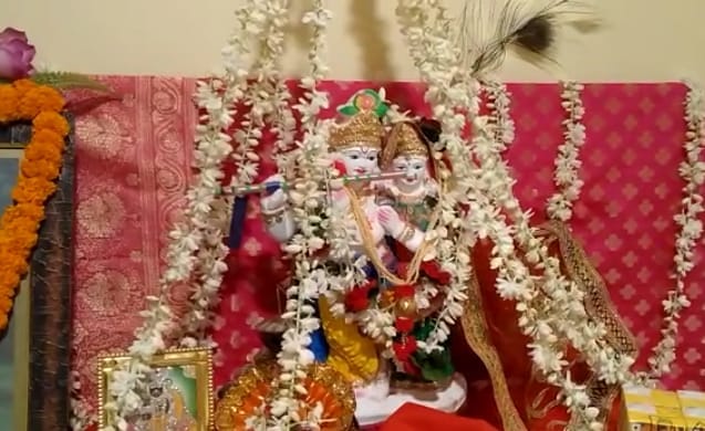 Kashi steeped in devotion to Radha Rani, cut ten flavored cakes