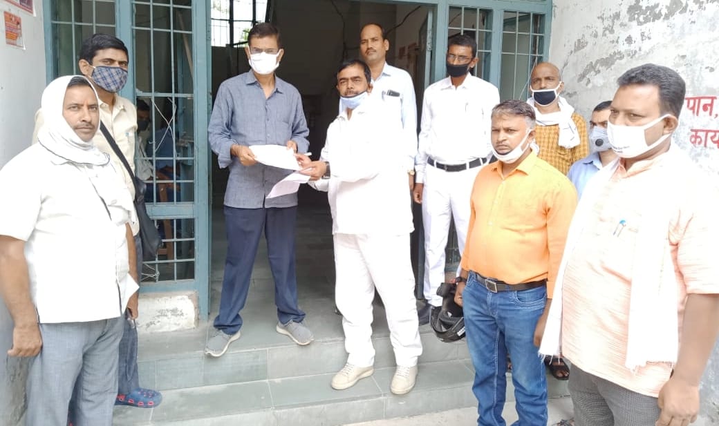 Teachers protest at DIOS office