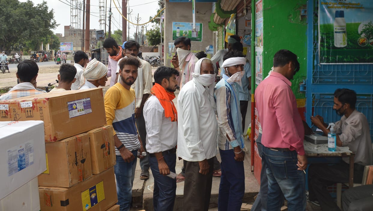 Hathras: Sale of 100 to 150 urea sacks on one Aadhar card, five licenses suspended