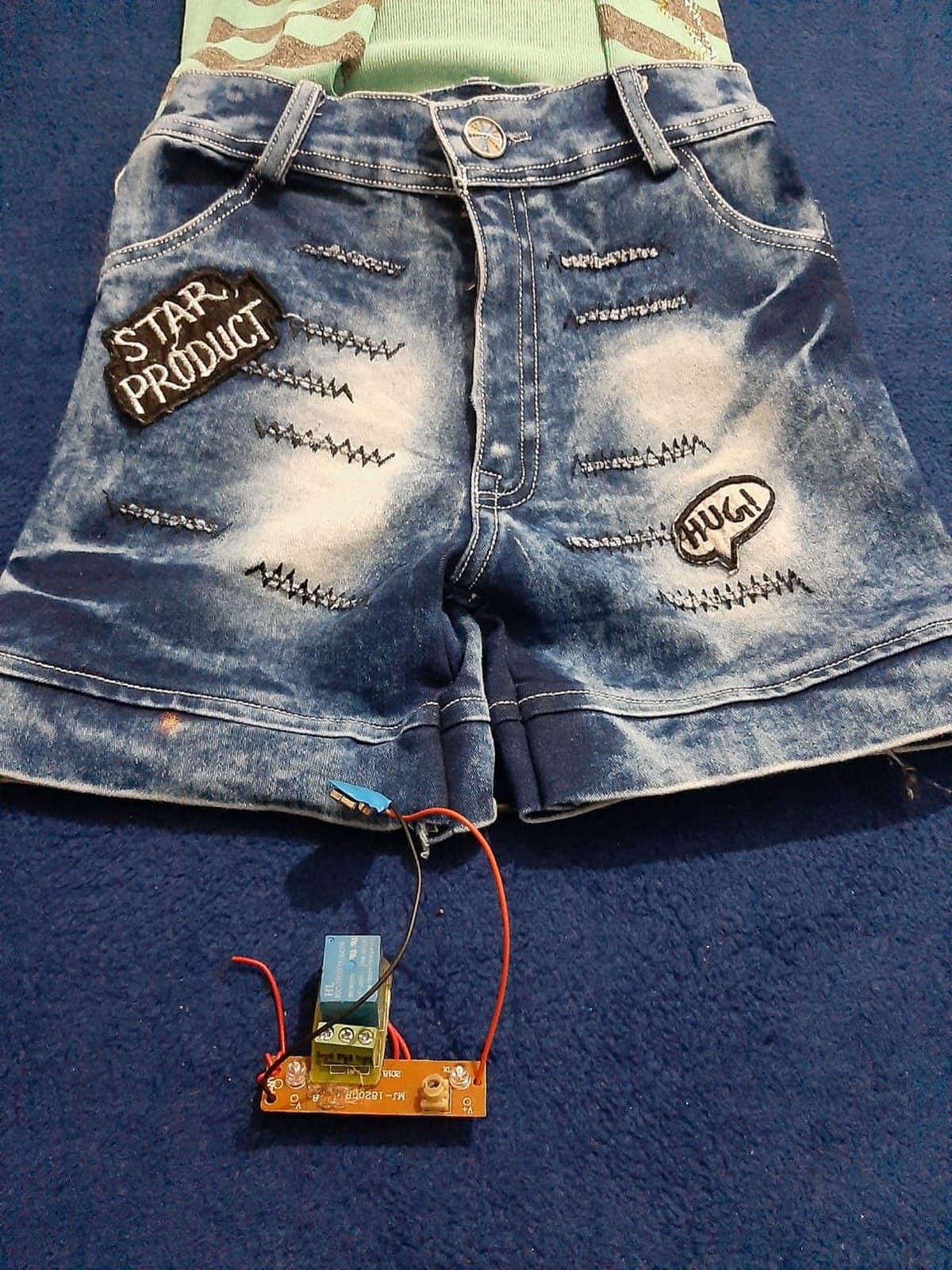Ashoka institute girl student of btech final year made smart tracker uniform will found of missing child in varanasi