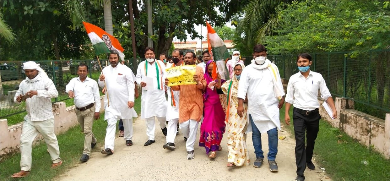 Congress workers demonstrate on black marketing of manure in prayagraj uttar pradesh