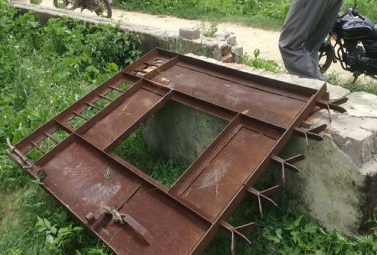 The door of the government water tank boundary fell, child dies in kasganj