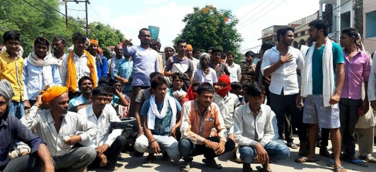 Farmers broke windows of committee for fertilizer