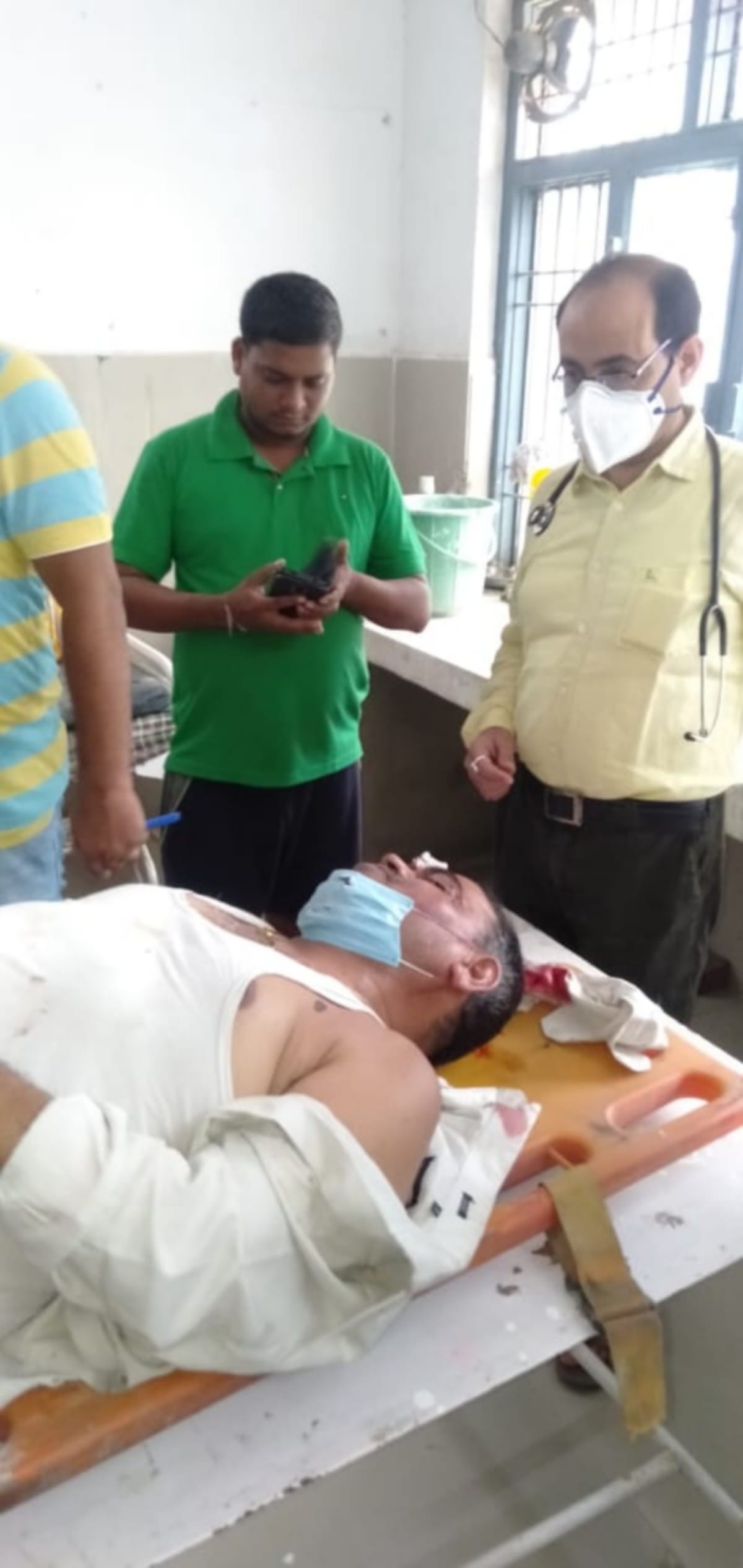 Former mp of varanasi rajesh mishra injured in road accident going to lucknow admitted in jaunpur hospital