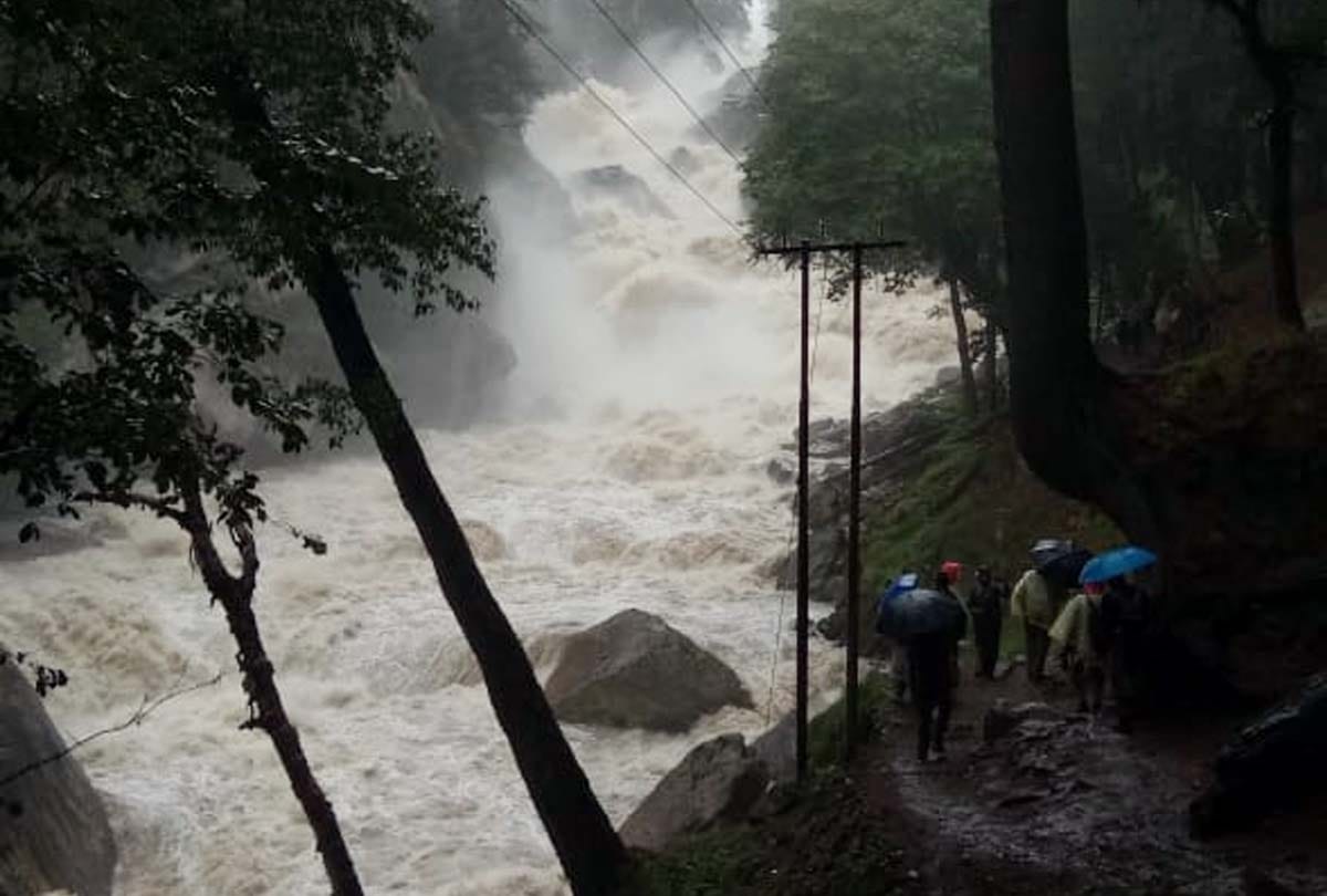 heavy rain and flood in jammu kashmir, snow fall at mountain in kishtwar