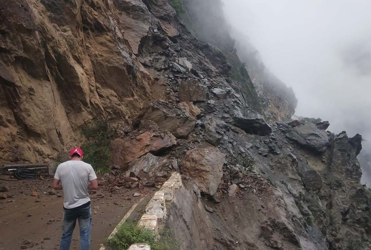 heavy rain and flood in jammu kashmir, snow fall at mountain in kishtwar