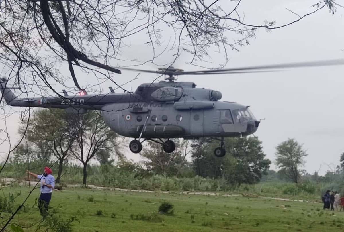 Jammu and Kashmir, Indian Air Force s M-17 helicopter rescued 7 people 34 hours after they got trapped between two streams of Ujh river in Kathua