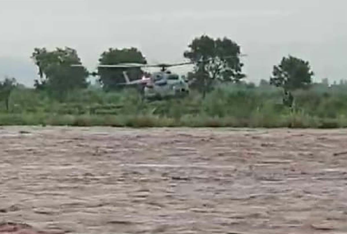 Jammu and Kashmir, Indian Air Force s M-17 helicopter rescued 7 people 34 hours after they got trapped between two streams of Ujh river in Kathua