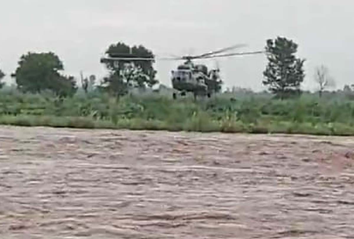 Jammu and Kashmir, Indian Air Force s M-17 helicopter rescued 7 people 34 hours after they got trapped between two streams of Ujh river in Kathua