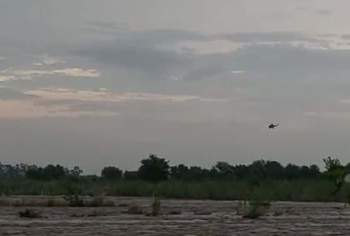 Jammu and Kashmir, Indian Air Force s M-17 helicopter rescued 7 people 34 hours after they got trapped between two streams of Ujh river in Kathua