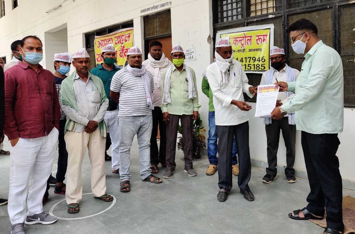 Sardar Sena and Pradhan Sangh protested and demanded that the area be declared flooded.