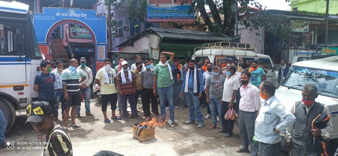 On the fourth day, various organizations including Congress burnt effigy of Lonivi's EE