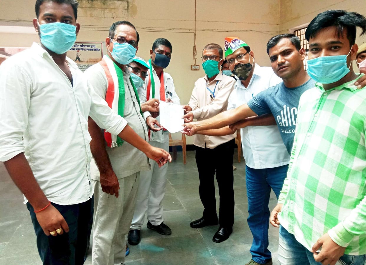 Congress submitted memorandum to tehsildar regarding urea problem in mahoba