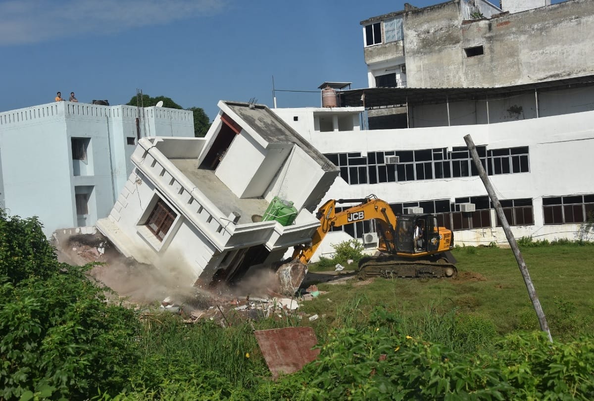 Major action of Lucknow Development Authority two buildings of Mukhtar Ansari sons demolished