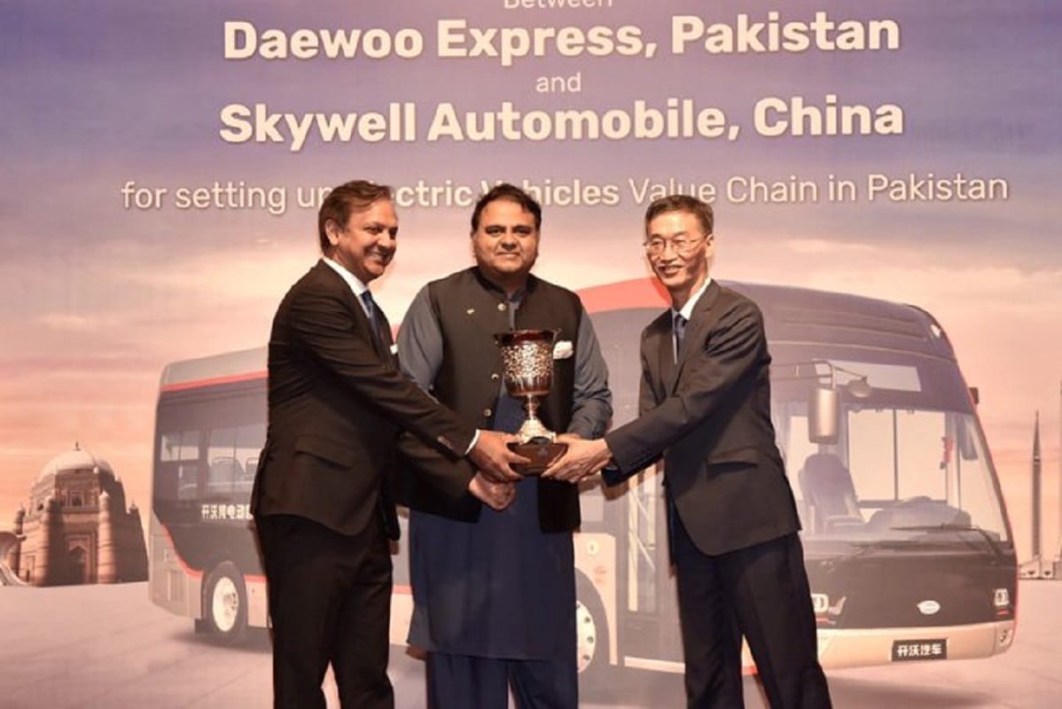 Pakistan Daewoo Express and China Skywell Automobile has signed a deal to collaborate and launch electric vehicles this year pakistan automobile industry pakistan automobile company