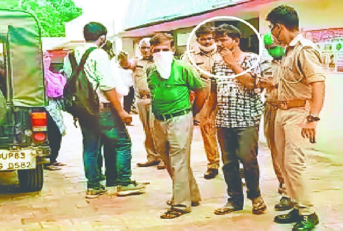 Four Lakh Rupees Loot Information To Police Crime News