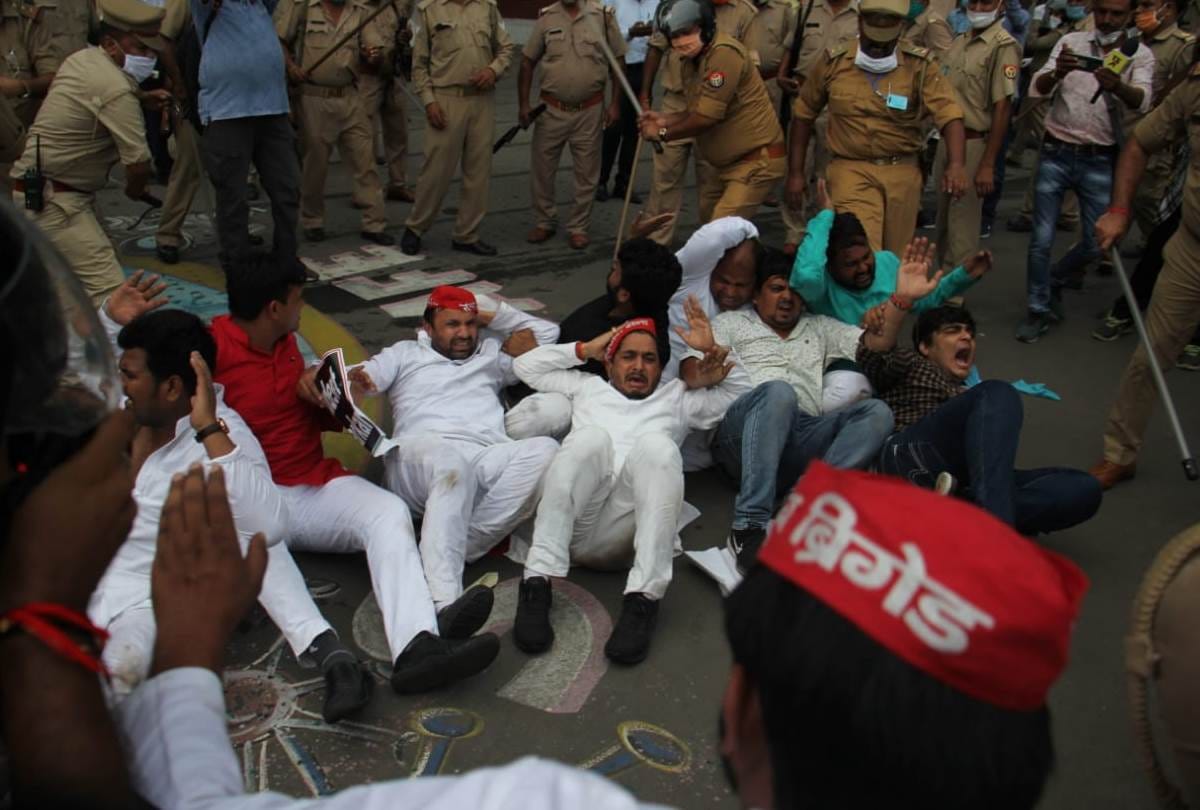 protest of samajwadi party in lucknow