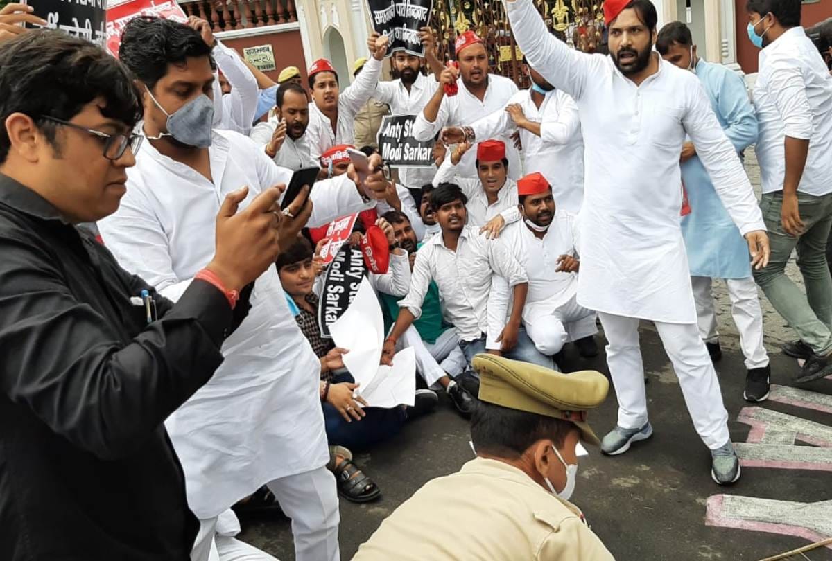 protest of samajwadi party in lucknow