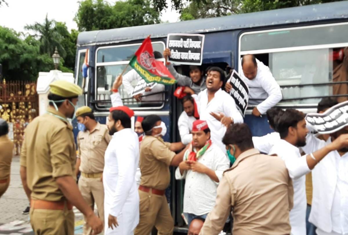 protest of samajwadi party in lucknow