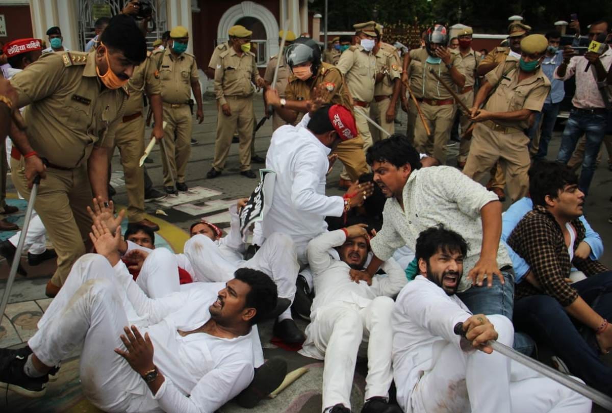 protest of samajwadi party in lucknow