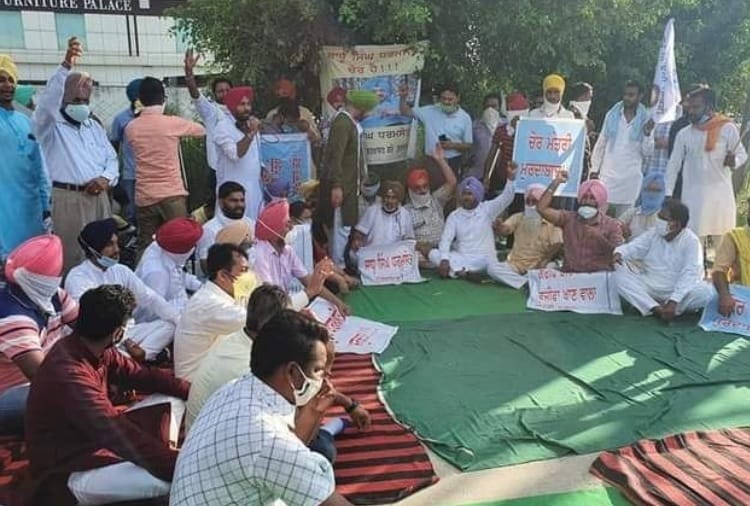 AAP leader protest against Cabinet minister Sadhu singh dharmsot