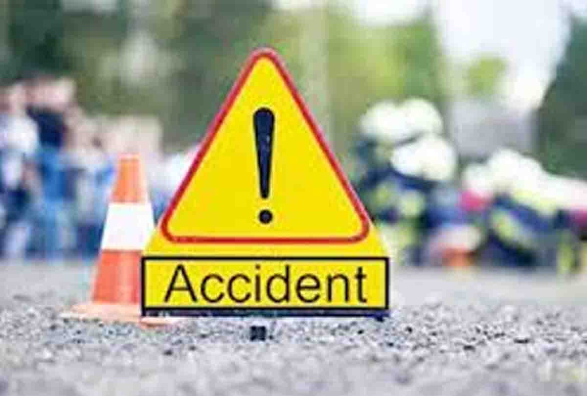 road accident in banda, one died and 25 people injured