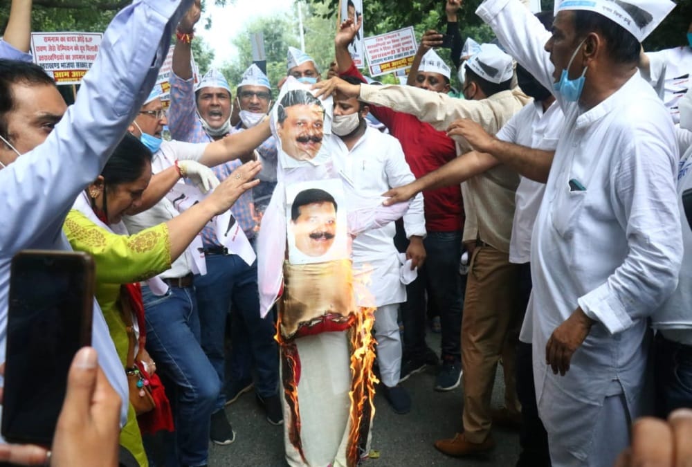 Aam aadmi party Protest Against bjp Mla pranav singh champion in delhi bjp office
