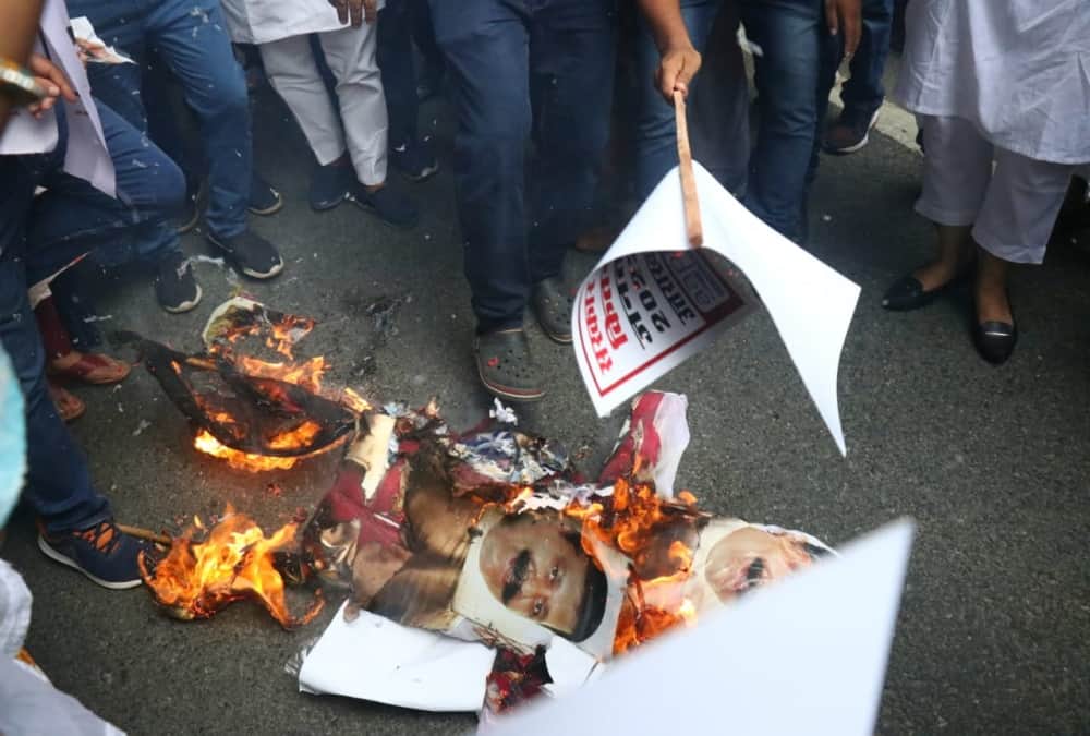 Aam aadmi party Protest Against bjp Mla pranav singh champion in delhi bjp office
